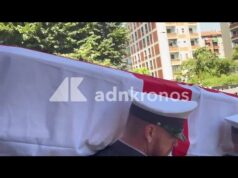 Funerali dell’agente Francesco Imprezzabile, applausi e commozione sulle note di ‘Hallelujah’