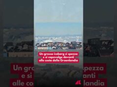 Un grosso iceberg si spezza e si capovolge davanti alle coste della Groenlandia