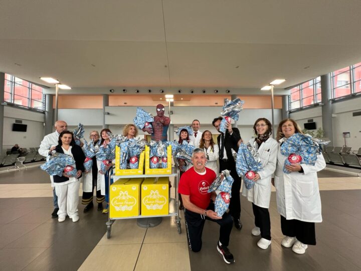 Ospedale dei Castelli, i volontari dell’Associazione “Lollo 10” portano sorrisi e uova di cioccolato presso l’UOC di Neonatologia e Pediatria