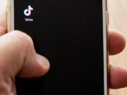 TikTok sotto accusa in Europa: “Viola leggi Ue, account minori a rischio”