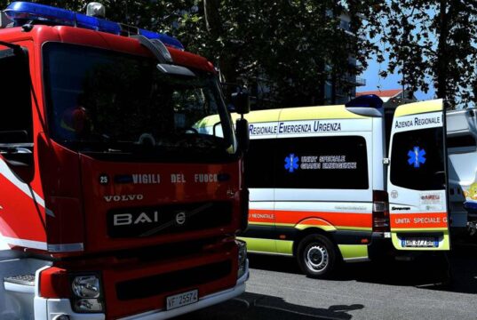 Lariano, paura per una deflagrazione nel piano cottura della mensa scolastica di un asilo comunale: ferita lievemente una cuoca vigili del fuoco ambulanza