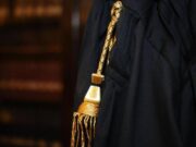 Uccise il padre a coltellate per legittima difesa, 20enne assolta in appello