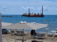 Stupore e curiosità ieri mattina sulle coste di Anzio da parte delle centinaia di bagnanti, alla vista di tali grandi mezzi navali di ingegneria idraulica a pochi metri dalle spiagge e al porto innocenziano Anzio dragaggio