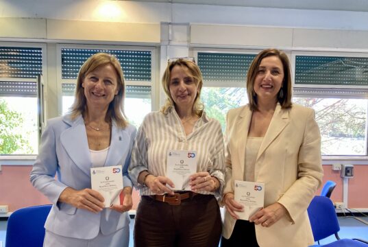 Ciampino, consegnata una copia della Costituzione italiana alle classi quinte Ciampino consegna costituzione scuole