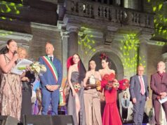 Genzano, la sfilata “Sotto il Cielo di Genzano” incanta il numeroso pubblico a piazza Cesarini: pronto all’alba il tappeto floreale su via Livia Genzano infiorata