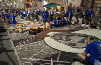 Genzano, prende forma e colori in nottata la 248esima edizione della tradizionale Infiorata su via Livia