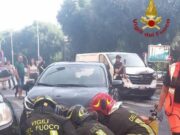 Roma, furgone tampona auto che investe due donne: ferite in modo grave