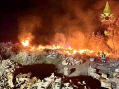 Roma: incendio legnaia e materiale plastico a Torvaianica, intervento vigili del fuoco Roma vigili del fuoco