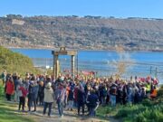 Castel Gandolfo, “I laghi si abbassano, noi ci alziamo”: il 28 giugno cittadini e associazioni in acqua e sulle rive per difendere il futuro dei Castelli Romani castel gandolfo lago albano