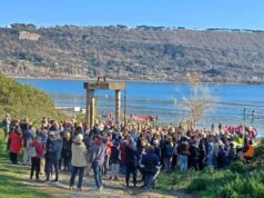 Castel Gandolfo, “I laghi si abbassano, noi ci alziamo”: il 28 giugno cittadini e associazioni in acqua e sulle rive per difendere il futuro dei Castelli Romani castel gandolfo lago albano
