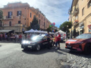 Genzano di Roma, oggi ultimo giorno di Infiorata con il Corteo Storico e lo Spallamento. Grande successo ieri della gazzella dei Carabinieri di Velletri sul posto per l’intera giornata genzano infiorata