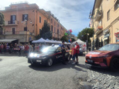 Genzano di Roma, oggi ultimo giorno di Infiorata con il Corteo Storico e lo Spallamento. Grande successo ieri della gazzella dei Carabinieri di Velletri sul posto per l’intera giornata genzano infiorata