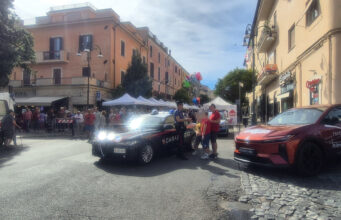 Genzano di Roma, oggi ultimo giorno di Infiorata con il Corteo Storico e lo Spallamento. Grande successo ieri della gazzella dei Carabinieri di Velletri sul posto per l’intera giornata genzano infiorata