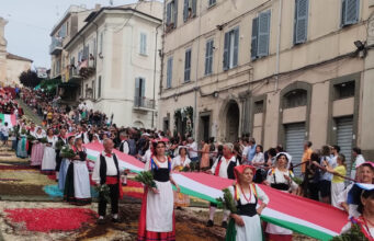 Genzano, gran finale della 248ª edizione dell’Infiorata: corteo storico, spallamento dei bambini e la Maserati dei Carabinieri infiorata genzano finale