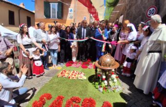 Nemi, bagno di folla già alle prime ore del mattino per la 93esima Sagra delle Fragole