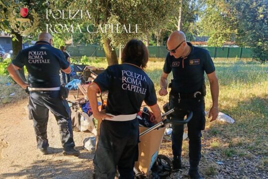 Roma, blitz della Polizia Locale presso un mercato abusivo in via Ugo Ojetti roma blitz polizia locale