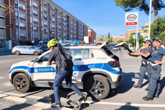 Roma, fermato sul monopattino senza casco aggredisce un vigile: arrestato 22enne con carte rubate roma monopattino