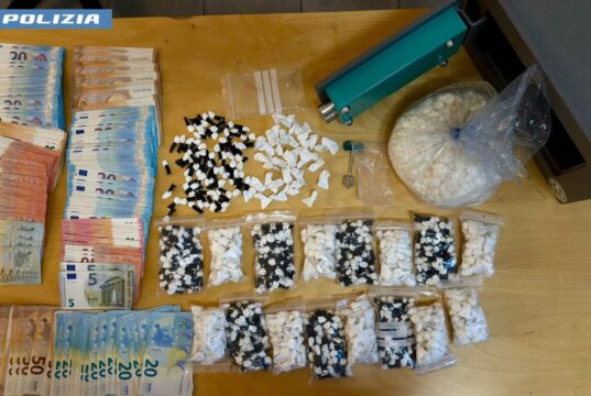 Roma, Tor bella monaca: fortino della cocaina protetto da sistema di custodia “sdoppiato” tra due appartamenti – 2 arresti dei Falchi della Polizia di Stato, sequestrati 1,5kg di droga in cassaforte domestica roma polizia di stato