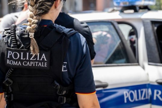 Ponte Sant’Angelo, aggressione a due agenti della Polizia Locale impegnate nei servizi anti abusivismo: arrestato 40enne roma polizia locale