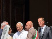 Castel Gandolfo, partecipato Angelus con Papa Leone XIV: al termine della celebrazione riceve in dono un cesto di pesche dal sindaco De Angelis e una delegazione di bambini Castel Gandolfo papa