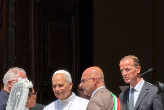 Castel Gandolfo, partecipato Angelus con Papa Leone XIV: al termine della celebrazione riceve in dono un cesto di pesche dal sindaco De Angelis e una delegazione di bambini Castel Gandolfo papa