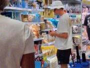 Dopo il trionfo a Wimbledon Sinner si rilassa in Sardegna e fa la spesa al discount