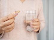 Gli italiani e il sonno, 3 su 4 faticano ad addormentarsi e 1 su 3 si attacca allo smartphone