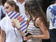 Il ventaglio è il vero accessorio dell’estate 2026: perché rinfresca davvero? La spiegazione della fisica