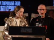 Israele ricorda il 7/10, padre dell’ostaggio Emily Hand: :”Mille giorni? A volte sembra ancora ieri”