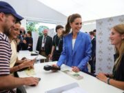 Kate Middleton a Wimbledon, a sorpresa la principessa vende i biglietti agli spettatori in fila