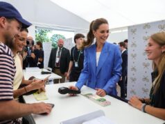 Kate Middleton a Wimbledon, a sorpresa la principessa vende i biglietti agli spettatori in fila