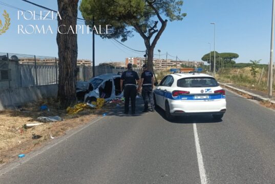Ponte di Nona, auto contro albero: sul posto pattuglie della Polizia Locale, accertamenti in corso sulle cause Roma Polizia Locale