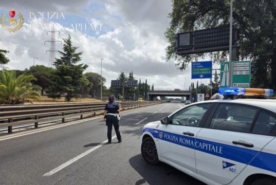 Incendio a via Laurentina, chiuso il Grande Raccordo Anulare Roma incendio