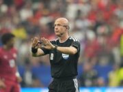 Si ritira l’arbitro Taylor ‘incubo dei romanisti’: “Pressione intensa e attenzione costante”
