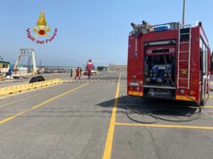 Ardea, intervento dei vigili del fuoco sul lungomare di Tor San Lorenzo per un incendio a bordo di un’imbarcazione ardea vigili del fuoco