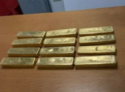 Fiumicino, maxi operazione all’aeroporto: sequestrati lingotti d’oro per oltre due milioni di euro fiumicino sequestro lingotti oro