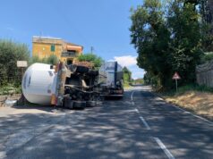 Marino betoniera si capovolge per evitare una macchina sulla via dei Laghi: lungo intervento della polizia locale e vigili del fuoco marino betoniera
