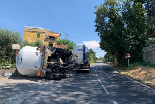 Marino betoniera si capovolge per evitare una macchina sulla via dei Laghi: lungo intervento della polizia locale e vigili del fuoco marino betoniera