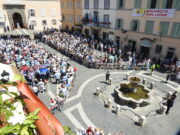 Castel Gandolfo, migliaia di fedeli per l’Angelus di Papa Leone XIV castel gandolfo angelus
