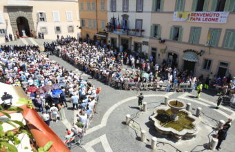 Castel Gandolfo, migliaia di fedeli per l’Angelus di Papa Leone XIV castel gandolfo angelus