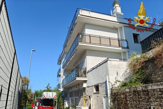 Roma, incendio in un palazzo di via Montefiorino: evacuate dieci persone, due bambini trasportati al Gemelli roma incendio