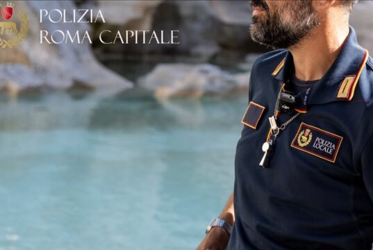 Intervento lampo della Polizia Locale all’alba: fermate sei persone mentre fanno il bagno in una fontana monumentale del Centro Storico, sanzioni per 3.300 euro roma polizia locale