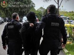 Roma, tenta di estorcere denaro a un’automobilista minacciando di danneggiarle l’auto: parcheggiatore abusivo arrestato dalla Polizia Locale di Roma roma polizia locale