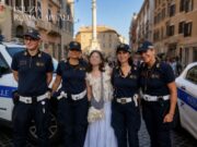 Roma, turista americana di 16 anni sola, senza cellulare, si perde nel centro storico: decisiva l’intuizione della Polizia Locale per rintracciare il suo gruppo attraverso TikTok roma polizia locale