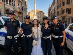 Roma, turista americana di 16 anni sola, senza cellulare, si perde nel centro storico: decisiva l’intuizione della Polizia Locale per rintracciare il suo gruppo attraverso TikTok roma polizia locale