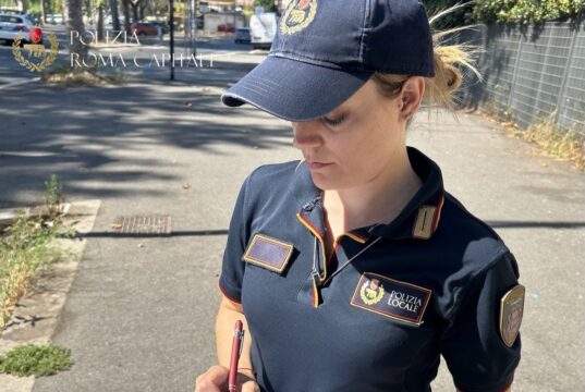 Roma, sgombero a Cinecittà: la Polizia Locale smantella un insediamento abusivo tra via Lamaro e via Quintavalle roma sgombero cinecittà polizia locale